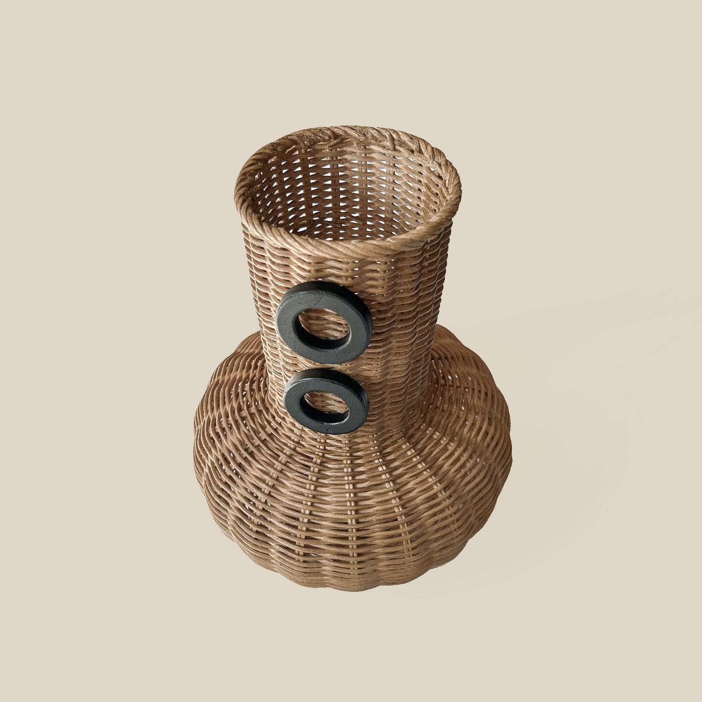 El yapımı rattan bambu vazo, 30 cm yüksekliğinde dekoratif çiçeklik – rustik boho salon sahneli