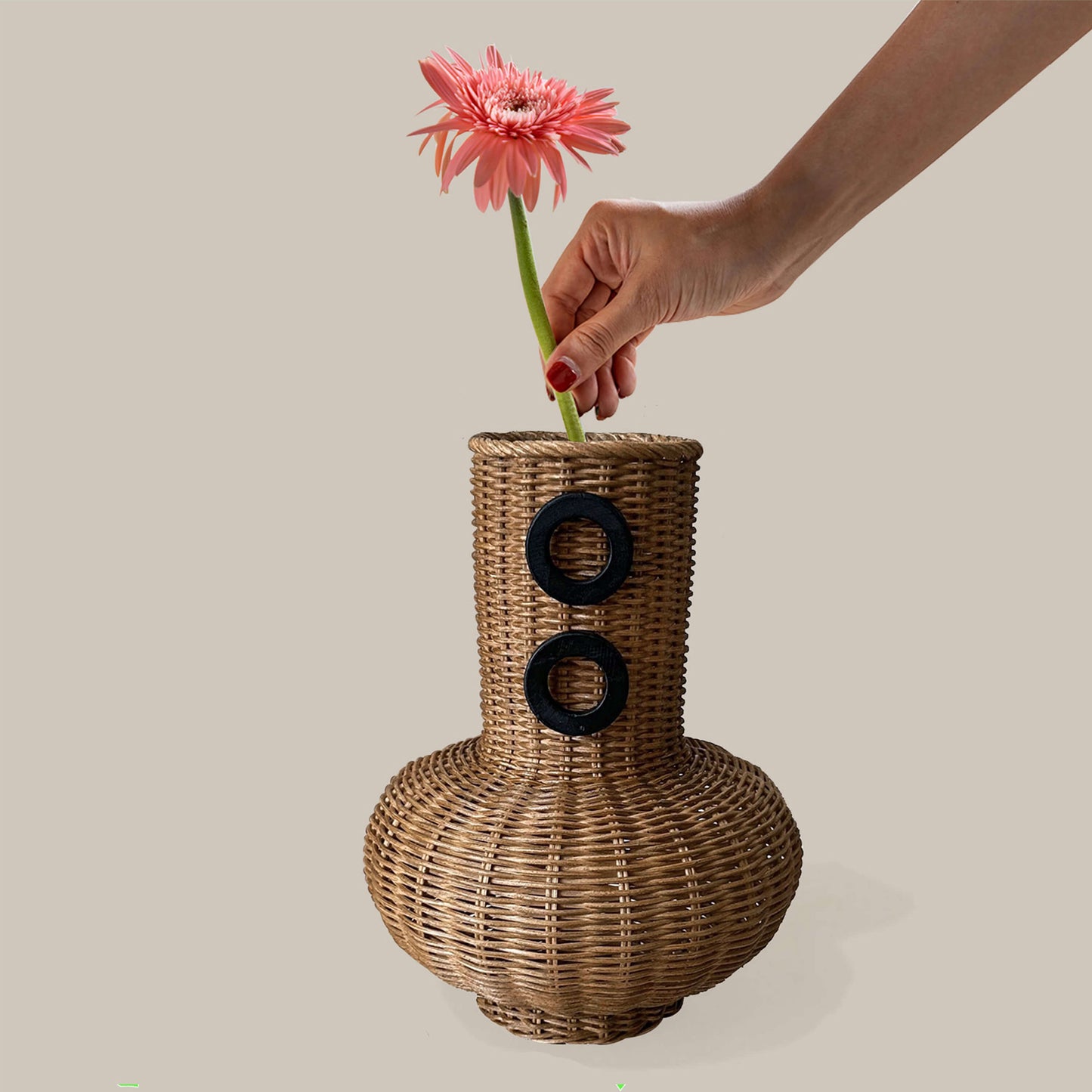 El yapımı rattan bambu vazo, 30 cm yüksekliğinde dekoratif çiçeklik – rustik boho salon sahneli
