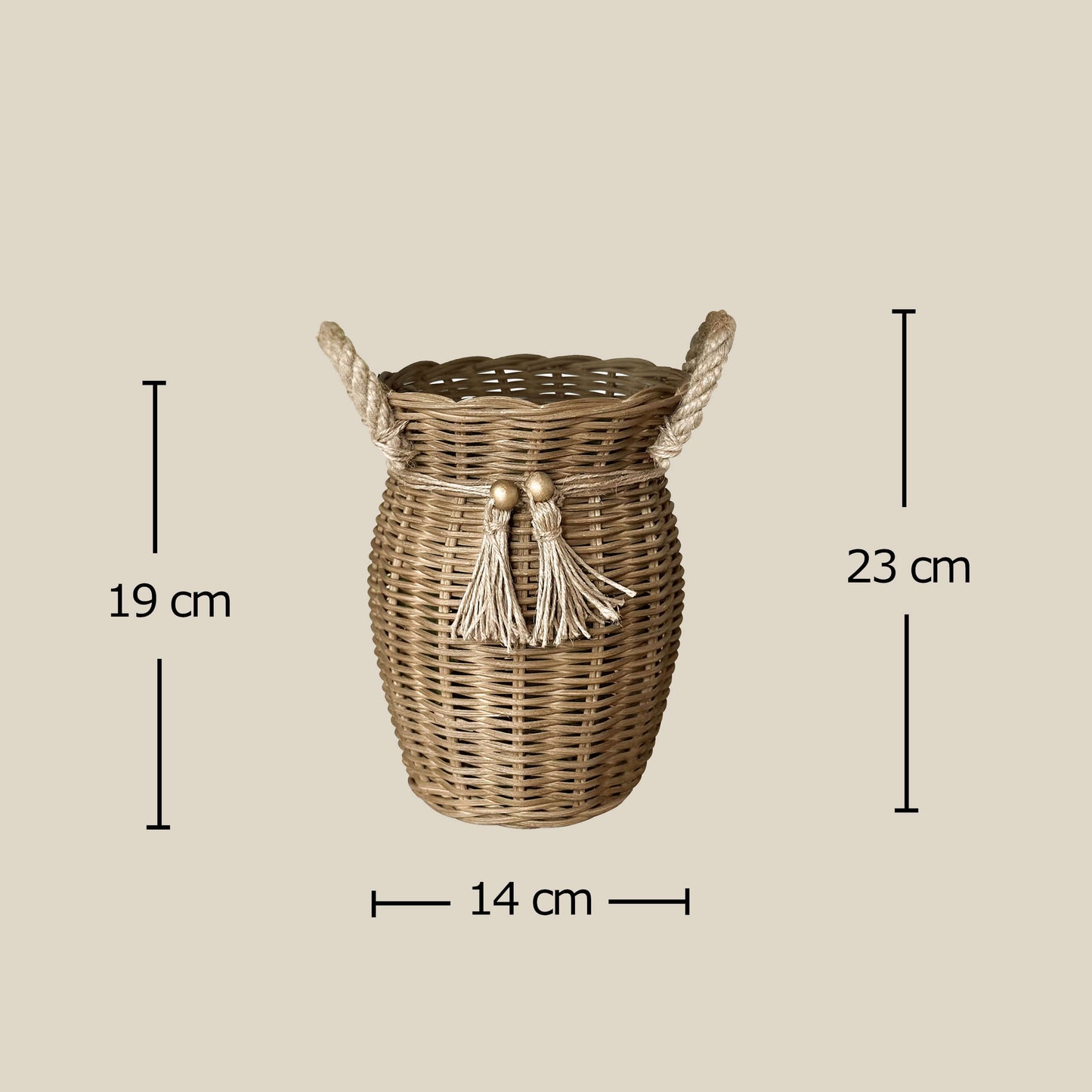 Boho tarzında dekore edilmiş bir mutfakta, el yapımı hasır ve rattan malzemeden üretilmiş; hem kaşıklık hem dekoratif vazo olarak kullanılabilen doğal ve şık bir ürün