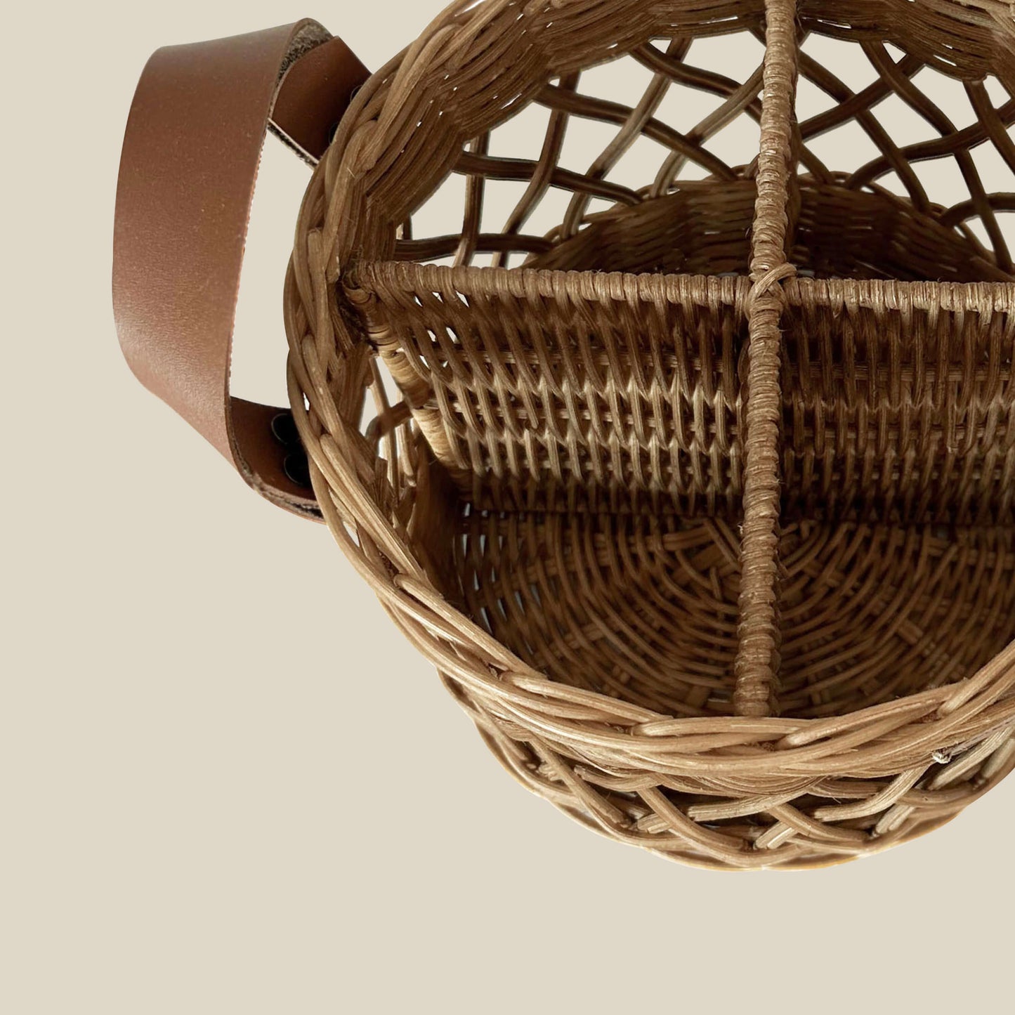Boho tarzında dekore edilmiş bir mutfakta, el yapımı hasır ve rattan bölmeli kaşıklık; ahşap mutfak gereçleri ve doğal detaylarla birlikte şık bir şekilde sunuluyor