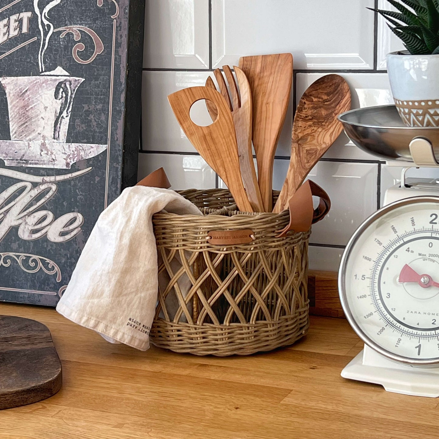 Boho tarzında dekore edilmiş bir mutfakta, el yapımı hasır ve rattan bölmeli kaşıklık; ahşap mutfak gereçleri ve doğal detaylarla birlikte şık bir şekilde sunuluyor