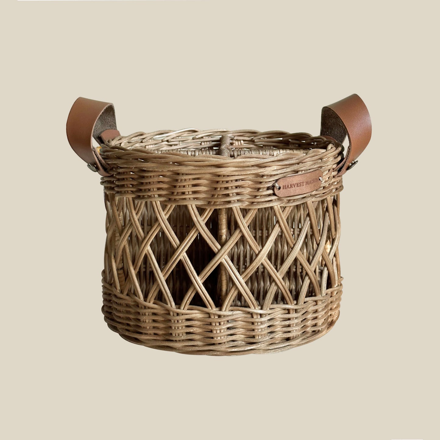 Boho tarzında dekore edilmiş bir mutfakta, el yapımı hasır ve rattan bölmeli kaşıklık; ahşap mutfak gereçleri ve doğal detaylarla birlikte şık bir şekilde sunuluyor