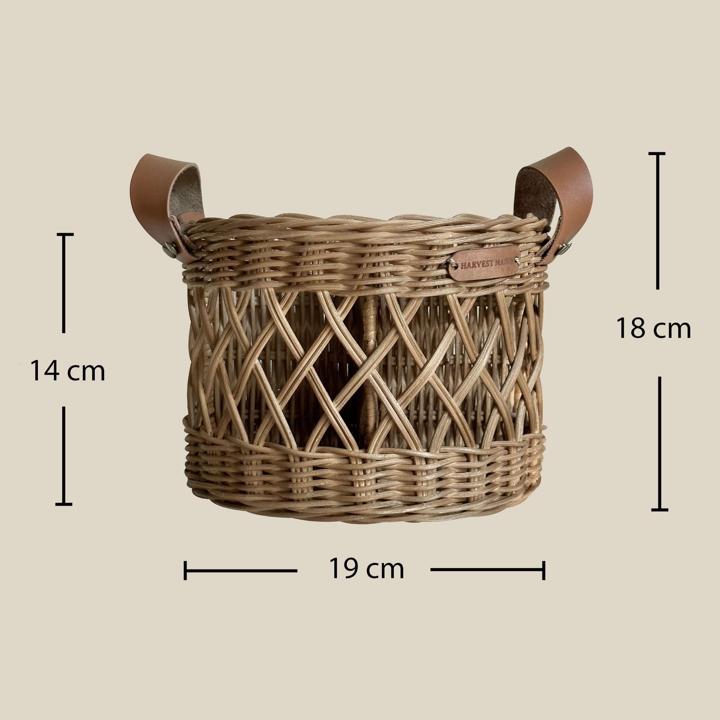 Boho tarzında dekore edilmiş bir mutfakta, el yapımı hasır ve rattan bölmeli kaşıklık; ahşap mutfak gereçleri ve doğal detaylarla birlikte şık bir şekilde sunuluyor
