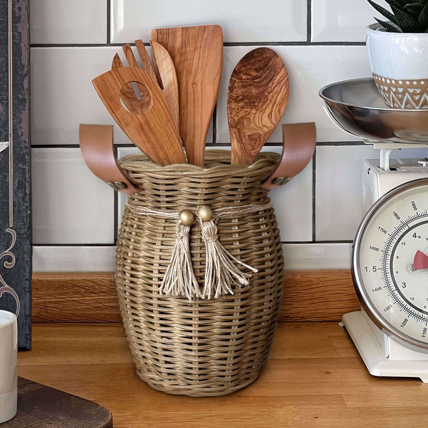 Boho tarzında dekore edilmiş bir mutfakta, el yapımı hasır ve rattan malzemeden üretilmiş; hem kaşıklık hem dekoratif vazo olarak kullanılabilen doğal ve şık bir ürün