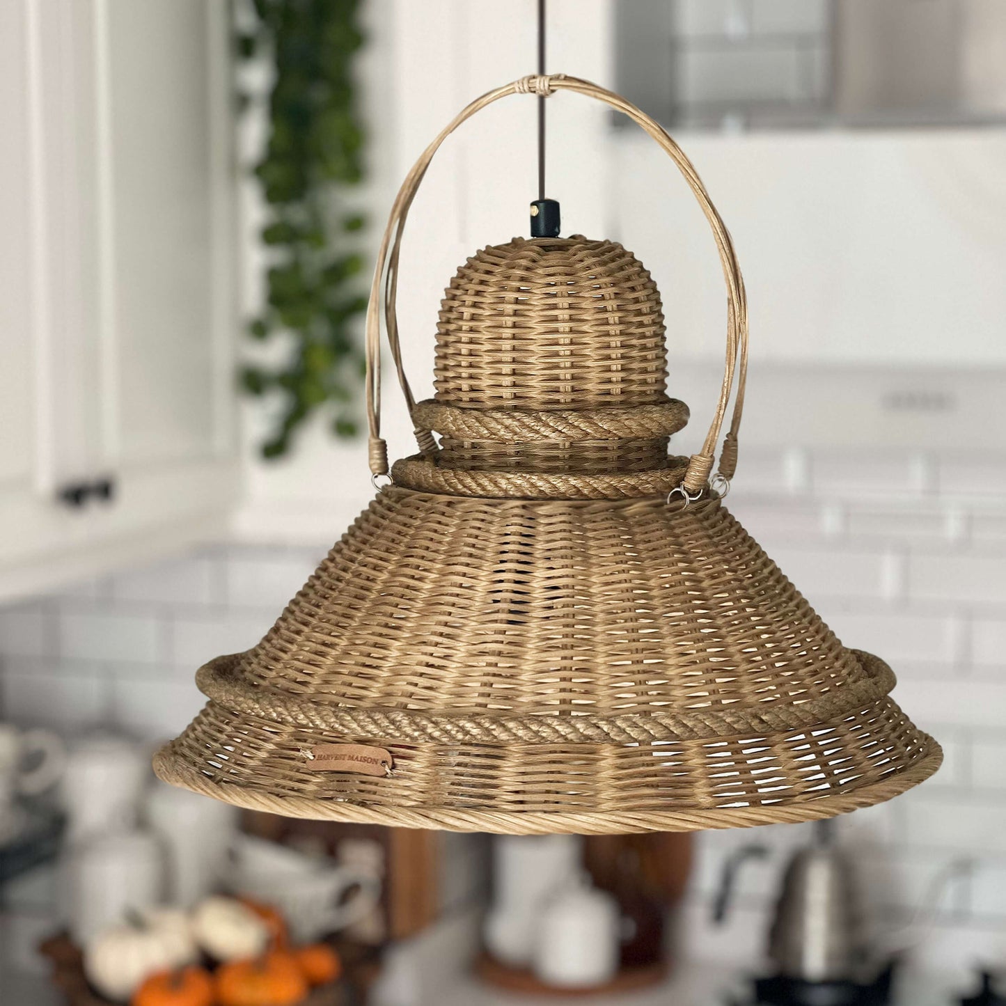 Boho ve İskandinav tarzda dekore edilmiş bir mutfakta, el yapımı hasır, rattan ve bambu malzemelerle örülmüş sarkıt avize; doğal dokusu ve sıcak ışığıyla şık bir aydınlatma sağlar