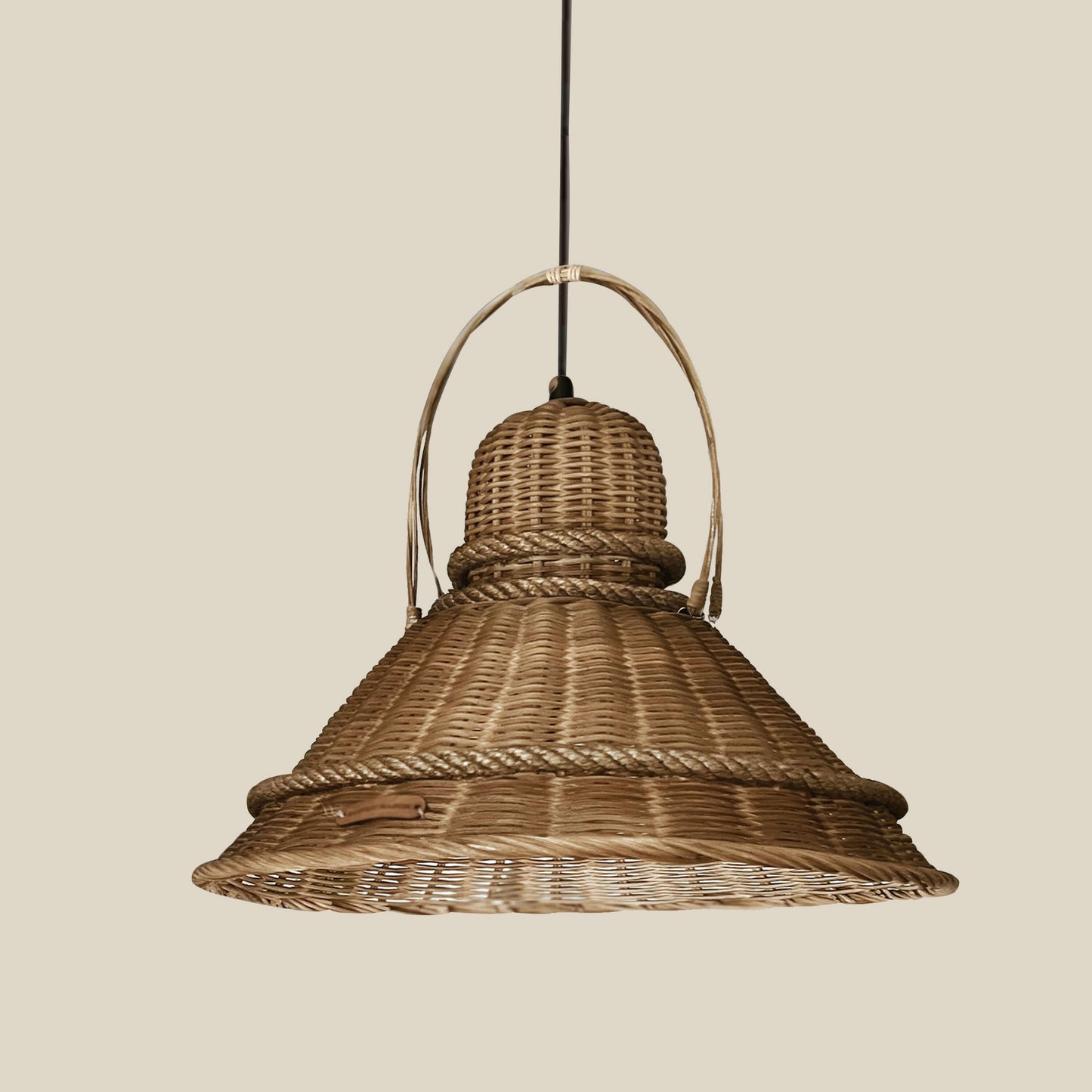 Boho ve İskandinav tarzda dekore edilmiş bir mutfakta, el yapımı hasır, rattan ve bambu malzemelerle örülmüş sarkıt avize; doğal dokusu ve sıcak ışığıyla şık bir aydınlatma sağlar