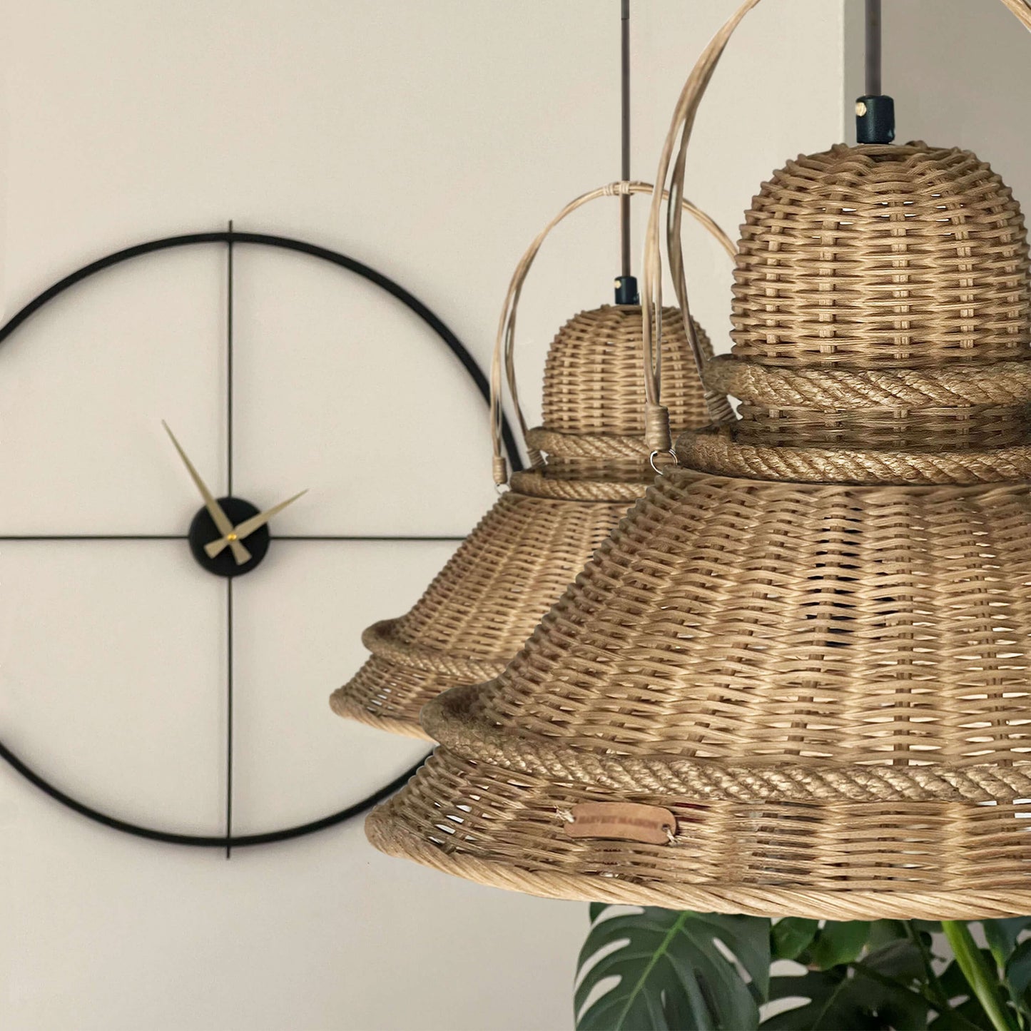 Boho ve İskandinav tarzda dekore edilmiş bir mutfakta, el yapımı hasır, rattan ve bambu malzemelerle örülmüş sarkıt avize; doğal dokusu ve sıcak ışığıyla şık bir aydınlatma sağlar