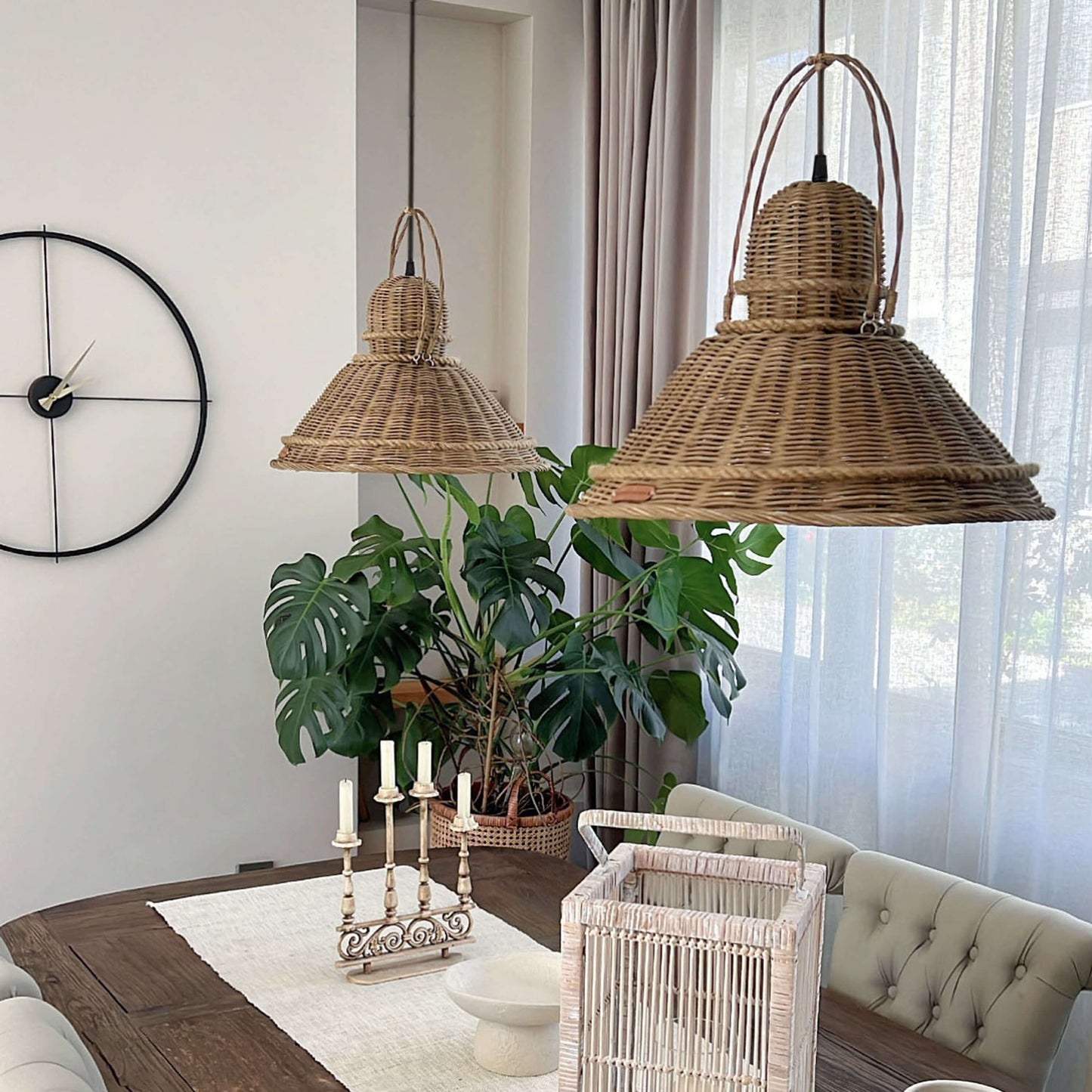 Boho ve İskandinav tarzda dekore edilmiş bir mutfakta, el yapımı hasır, rattan ve bambu malzemelerle örülmüş sarkıt avize; doğal dokusu ve sıcak ışığıyla şık bir aydınlatma sağlar