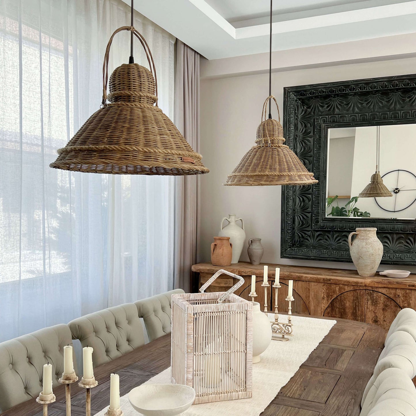 Boho ve İskandinav tarzda dekore edilmiş bir mutfakta, el yapımı hasır, rattan ve bambu malzemelerle örülmüş sarkıt avize; doğal dokusu ve sıcak ışığıyla şık bir aydınlatma sağlar