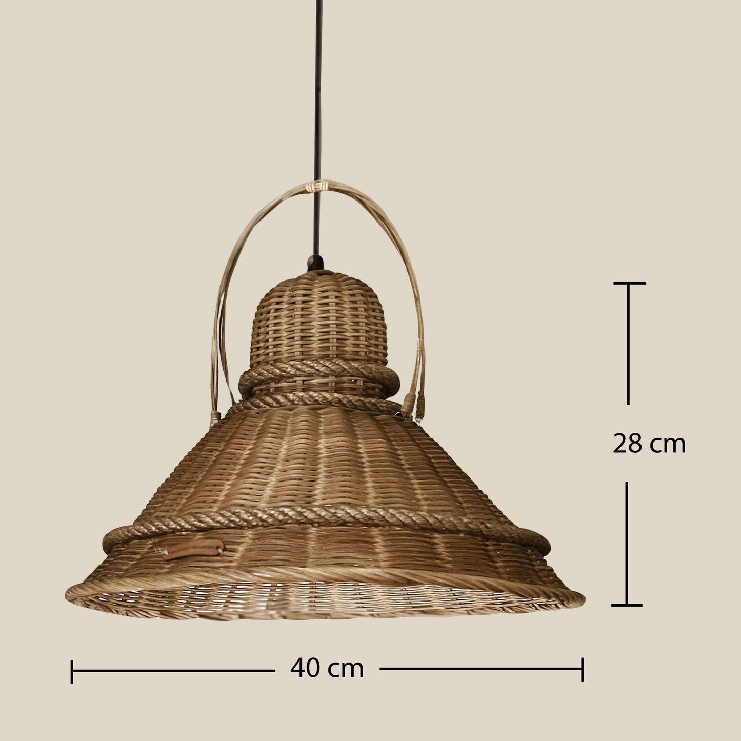 Boho ve İskandinav tarzda dekore edilmiş bir mutfakta, el yapımı hasır, rattan ve bambu malzemelerle örülmüş sarkıt avize; doğal dokusu ve sıcak ışığıyla şık bir aydınlatma sağlar