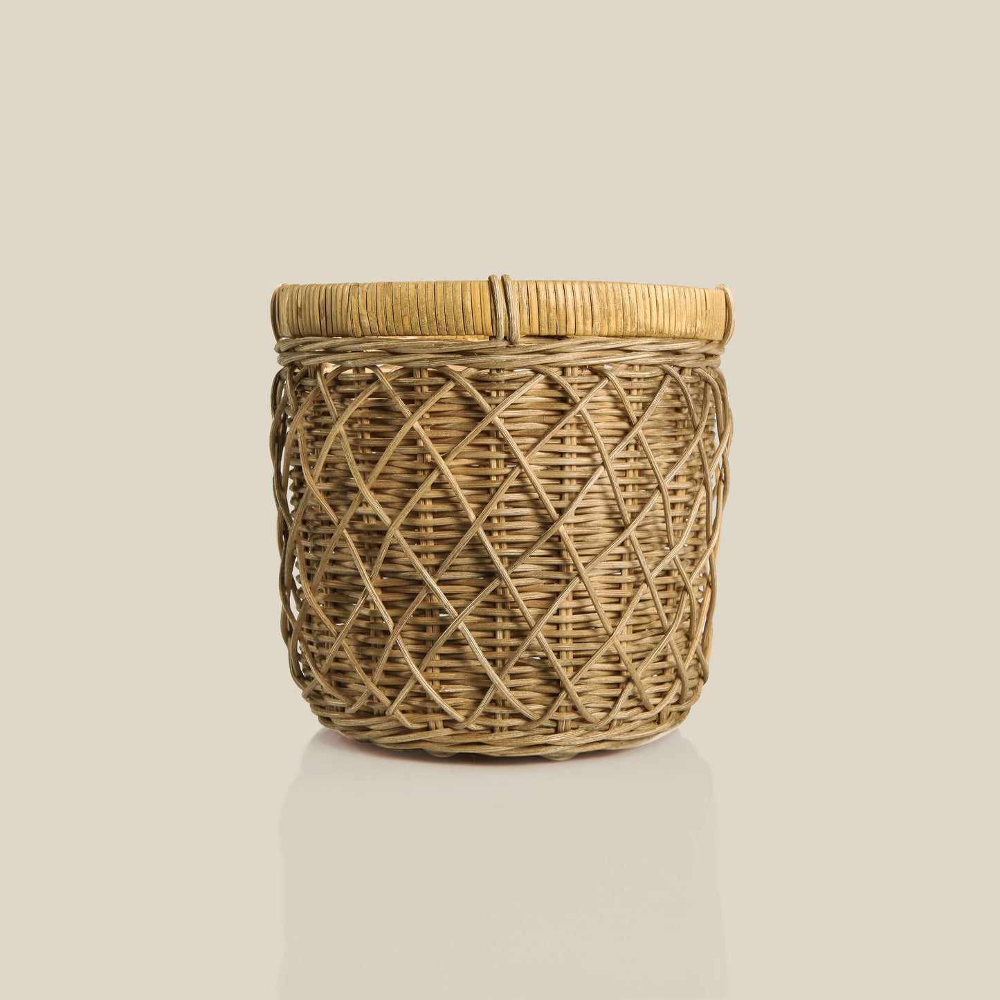 Doğal dokulu, el yapımı hasır ve rattan malzemeden üretilmiş, dekoratif boho tarzında saksı; ev bitkileri ve çiçekler için sıcak ve estetik bir sunum sağlıyor