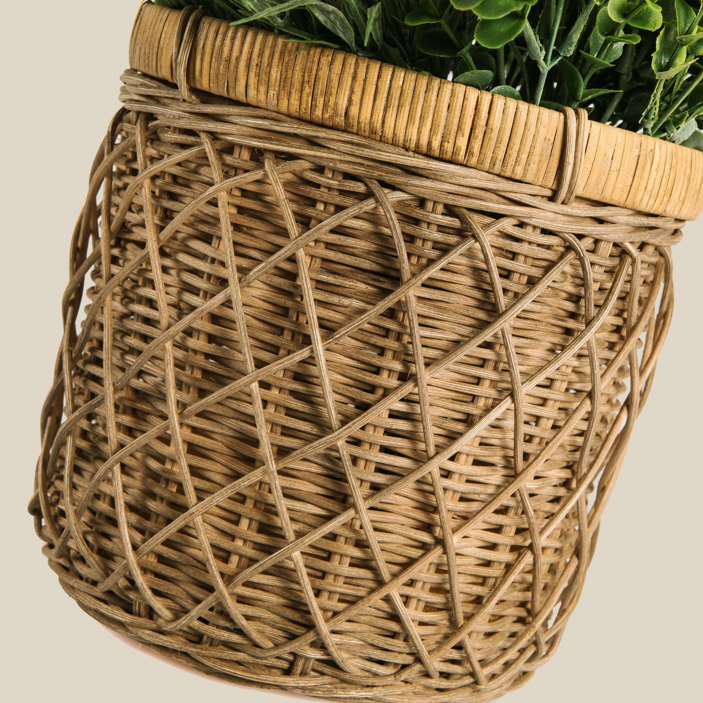 Doğal dokulu, el yapımı hasır ve rattan malzemeden üretilmiş, dekoratif boho tarzında saksı; ev bitkileri ve çiçekler için sıcak ve estetik bir sunum sağlıyor