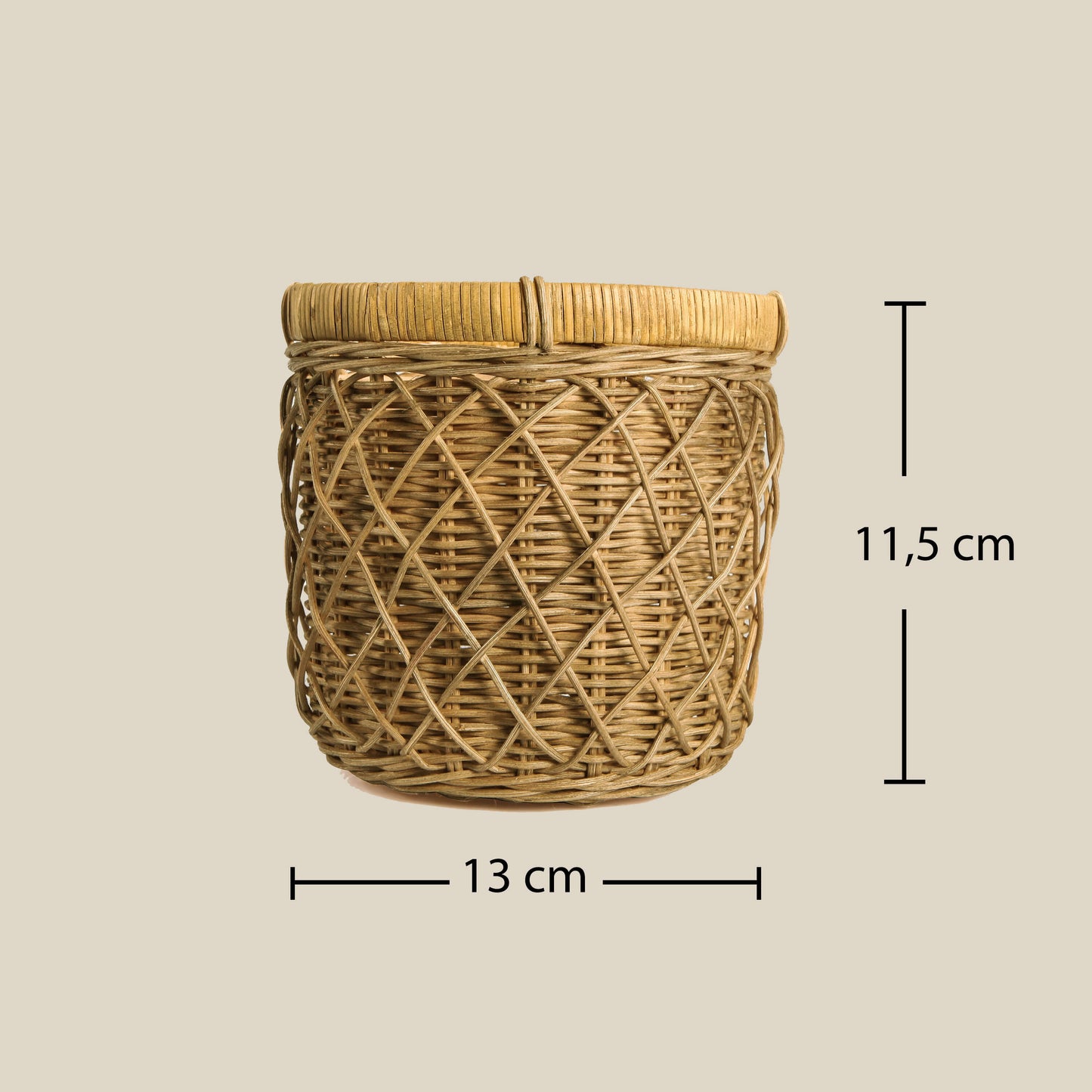 Doğal dokulu, el yapımı hasır ve rattan malzemeden üretilmiş, dekoratif boho tarzında saksı; ev bitkileri ve çiçekler için sıcak ve estetik bir sunum sağlıyor
