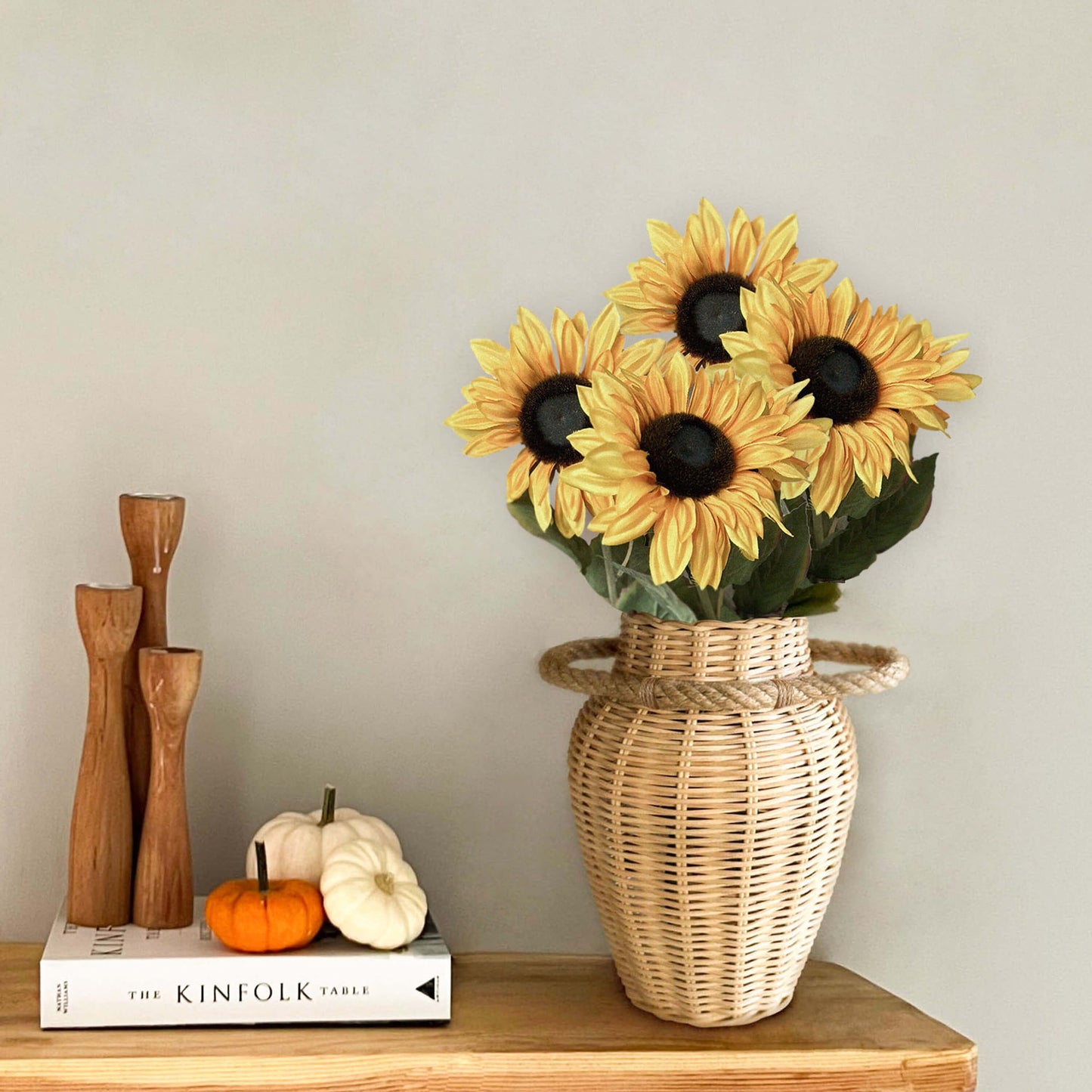 Boho ve İskandinav tarzda dekore edilmiş bir mekânda, el yapımı hasır ve rattan malzemeden üretilmiş, doğal dokulu büyük dekoratif vazo; sıcak ve estetik bir görünüm sunuyor
