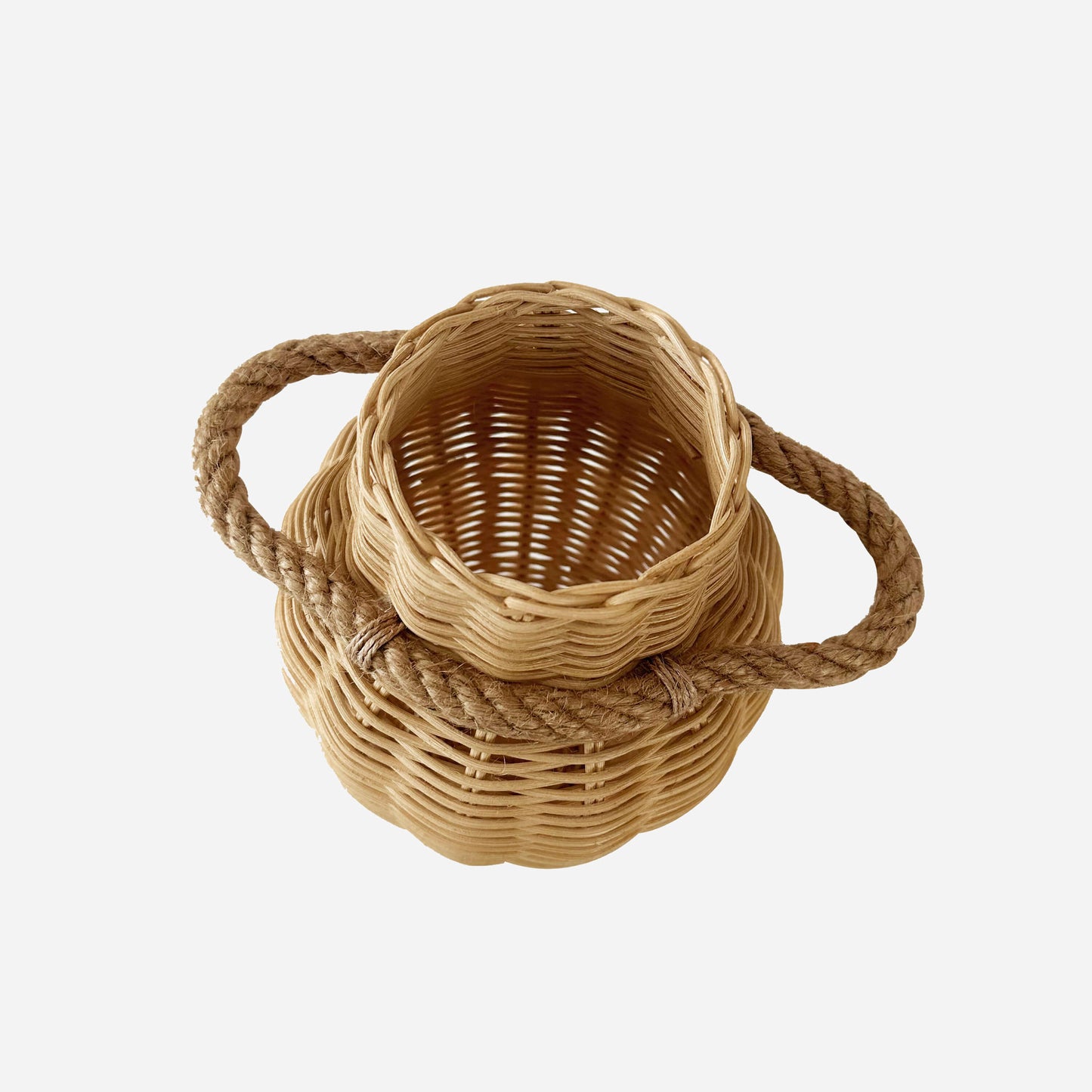 Boho ve İskandinav tarzda dekore edilmiş bir mekânda, el yapımı hasır ve rattan malzemeden üretilmiş, doğal dokulu büyük dekoratif vazo; sıcak ve estetik bir görünüm sunuyor