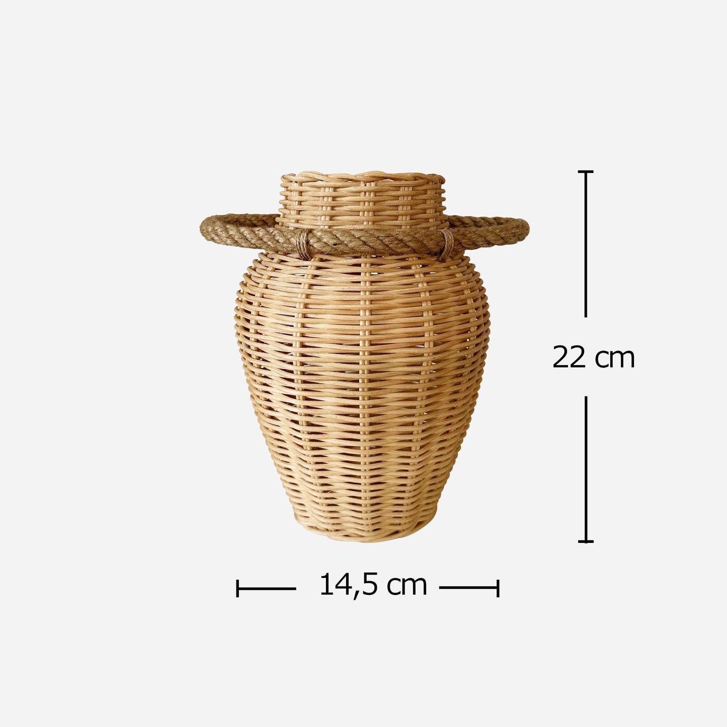 Boho ve İskandinav tarzda dekore edilmiş bir mekânda, el yapımı hasır ve rattan malzemeden üretilmiş, doğal dokulu büyük dekoratif vazo; sıcak ve estetik bir görünüm sunuyor