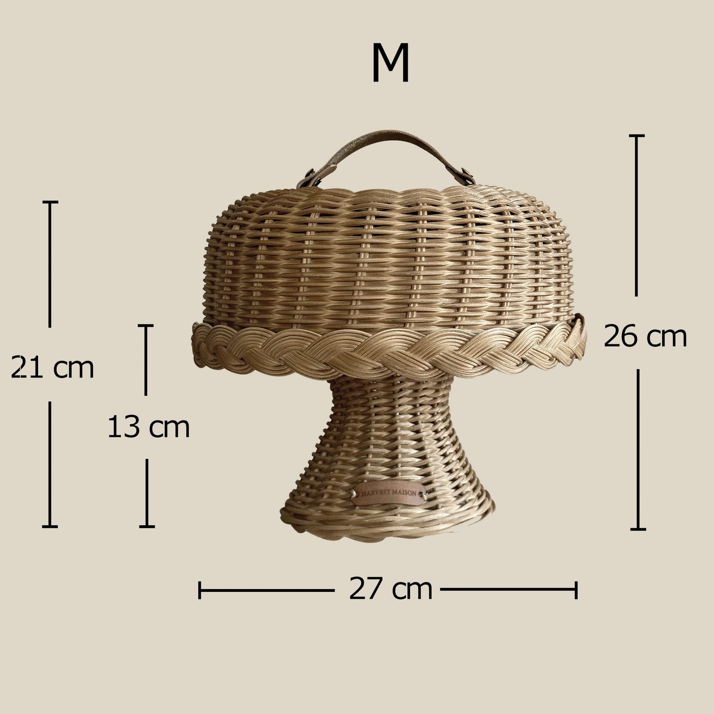 Boho tarzında dekore edilmiş bir mutfakta, el yapımı hasır ve rattan malzemeden üretilmiş kapaklı ayaklı kek ve pasta standı fanusu; doğal detaylarla şık bir şekilde sunuluyor