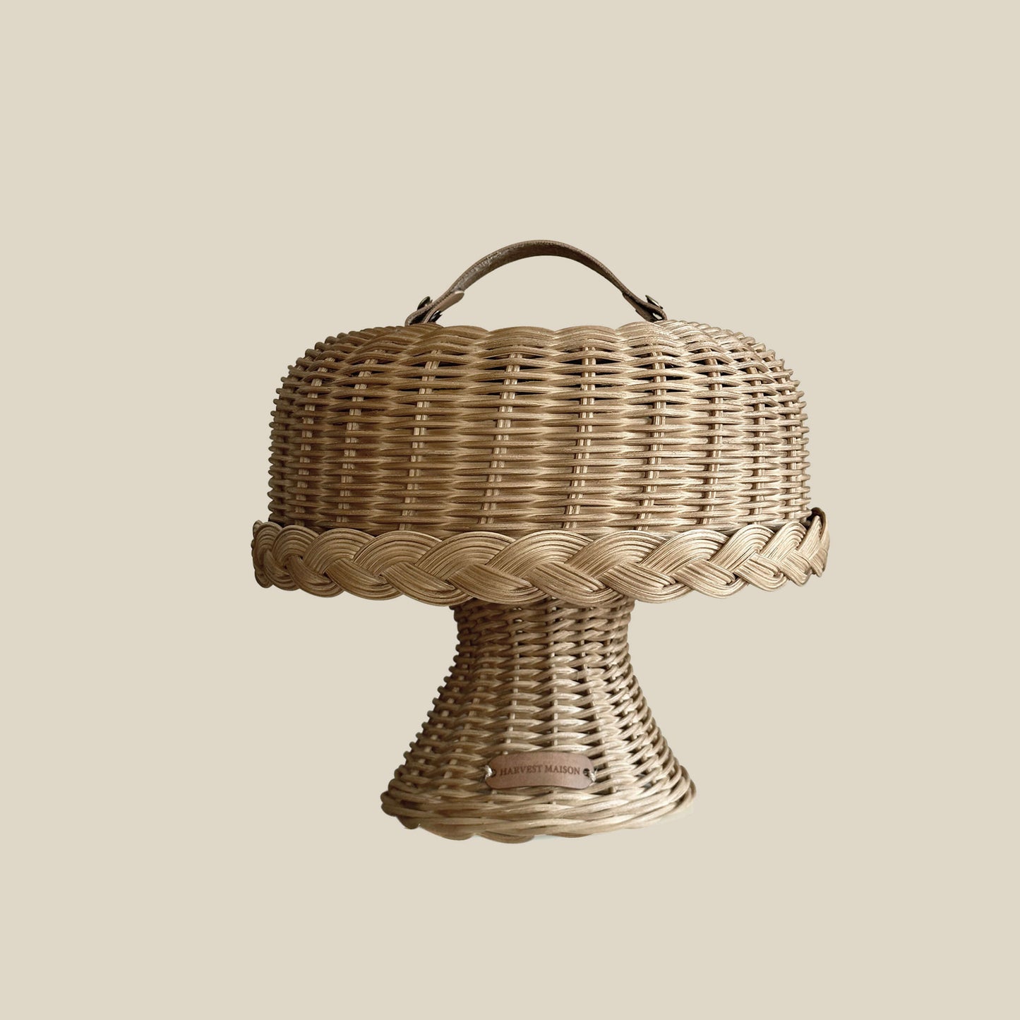 Boho tarzında dekore edilmiş bir mutfakta, el yapımı hasır ve rattan malzemeden üretilmiş kapaklı ayaklı kek ve pasta standı fanusu; doğal detaylarla şık bir şekilde sunuluyor