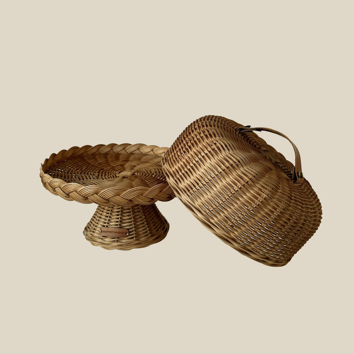 Boho tarzında dekore edilmiş bir mutfakta, el yapımı hasır ve rattan malzemeden üretilmiş kapaklı ayaklı kek ve pasta standı fanusu; doğal detaylarla şık bir şekilde sunuluyor