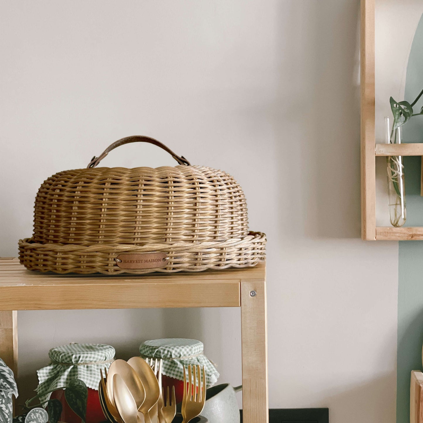 Boho tarzında dekore edilmiş bir mutfakta, el yapımı hasır ve rattan malzemeden üretilmiş kek, pasta ve ekmek fanusu; doğal seramik aksesuarlar ve sıcak detaylarla birlikte şık bir sunum için sergileniyor
