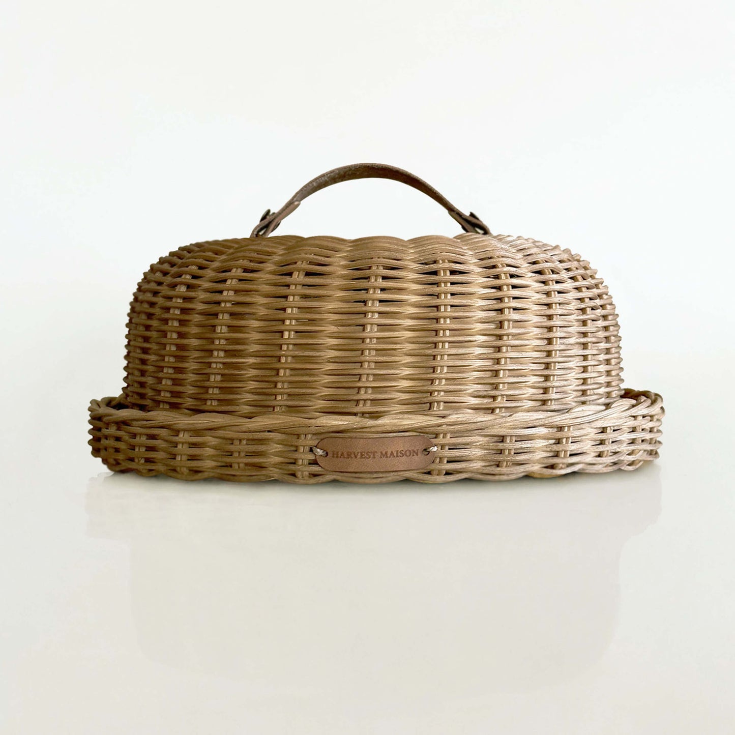 Boho tarzında dekore edilmiş bir mutfakta, el yapımı hasır ve rattan malzemeden üretilmiş kek, pasta ve ekmek fanusu; doğal seramik aksesuarlar ve sıcak detaylarla birlikte şık bir sunum için sergileniyor