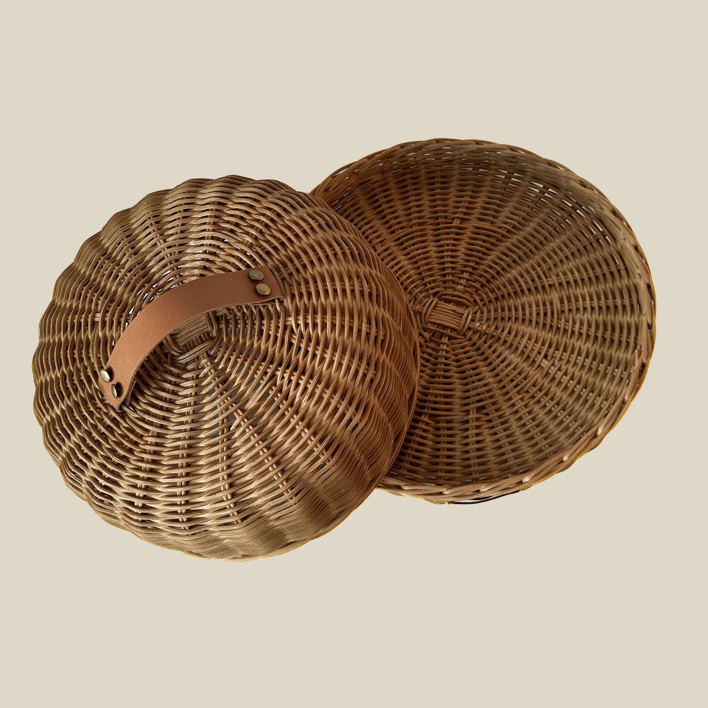Boho tarzında dekore edilmiş bir mutfakta, el yapımı hasır ve rattan malzemeden üretilmiş kek, pasta ve ekmek fanusu; doğal seramik aksesuarlar ve sıcak detaylarla birlikte şık bir sunum için sergileniyor