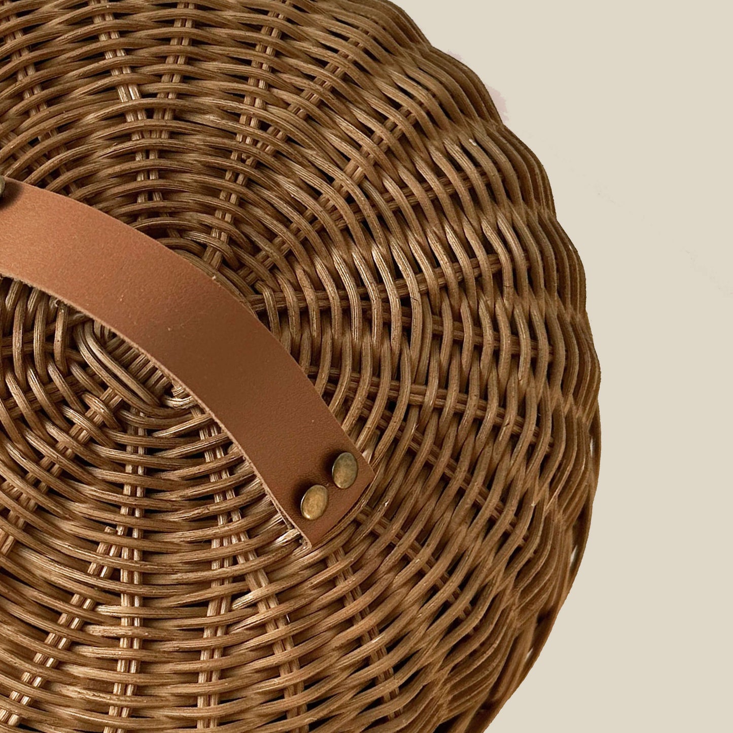 Boho tarzında dekore edilmiş bir mutfakta, el yapımı hasır ve rattan malzemeden üretilmiş kek, pasta ve ekmek fanusu; doğal seramik aksesuarlar ve sıcak detaylarla birlikte şık bir sunum için sergileniyor