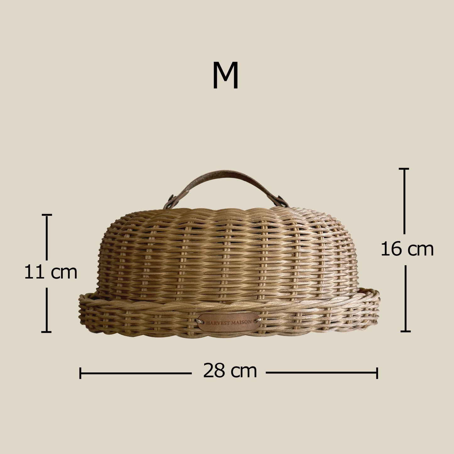 Boho tarzında dekore edilmiş bir mutfakta, el yapımı hasır ve rattan malzemeden üretilmiş kek, pasta ve ekmek fanusu; doğal seramik aksesuarlar ve sıcak detaylarla birlikte şık bir sunum için sergileniyor