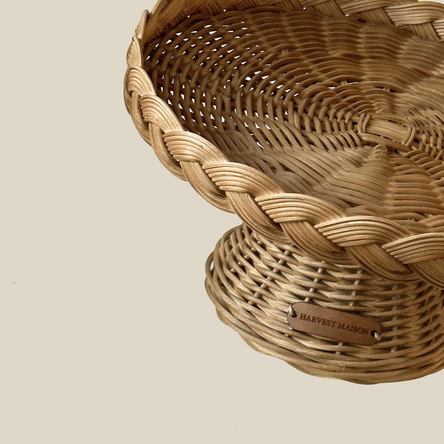 Boho tarzında dekore edilmiş bir masada, el yapımı hasır ve rattan ayaklı kek ve pasta standı; doğal detaylarla şık bir sunum için sergileniyor