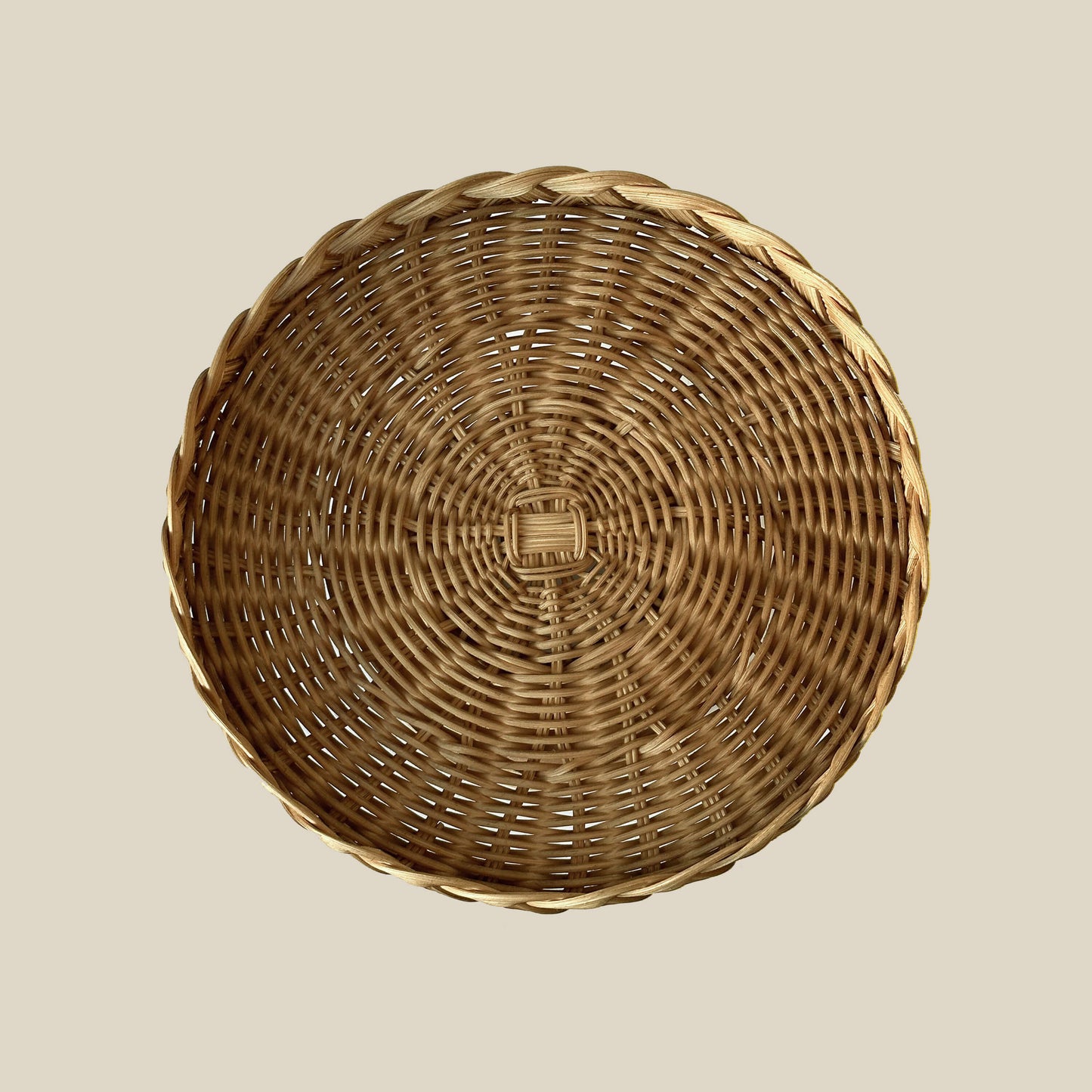 Boho tarzında dekore edilmiş bir masada, el yapımı hasır ve rattan ayaklı kek ve pasta standı; doğal detaylarla şık bir sunum için sergileniyor