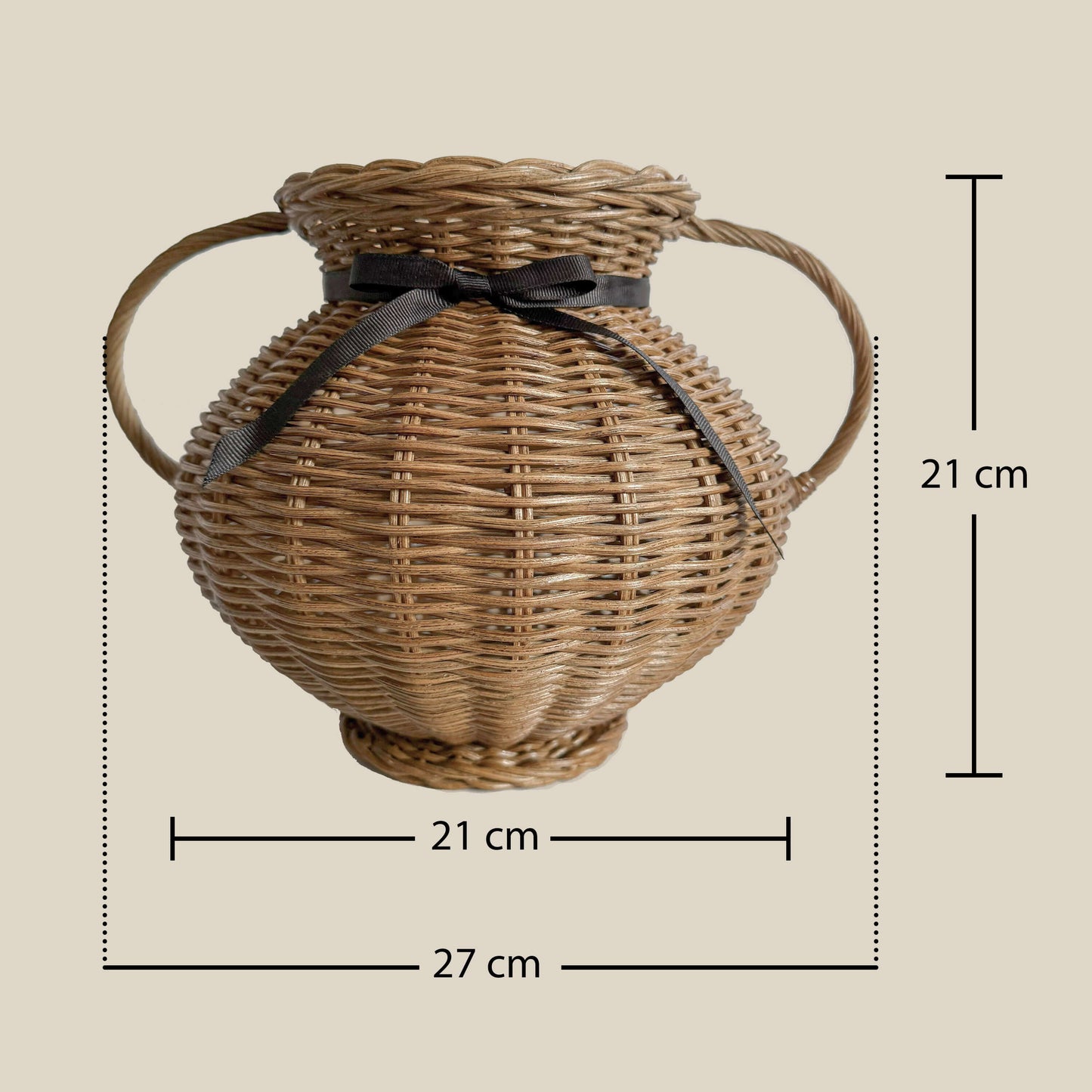 Kulplu el yapımı rattan vazo, siyah kurdele ile bağlanmış, yayvan formlu. Modern ahşap yemek masası üzerinde, kuru otlarla dekore edilmiş