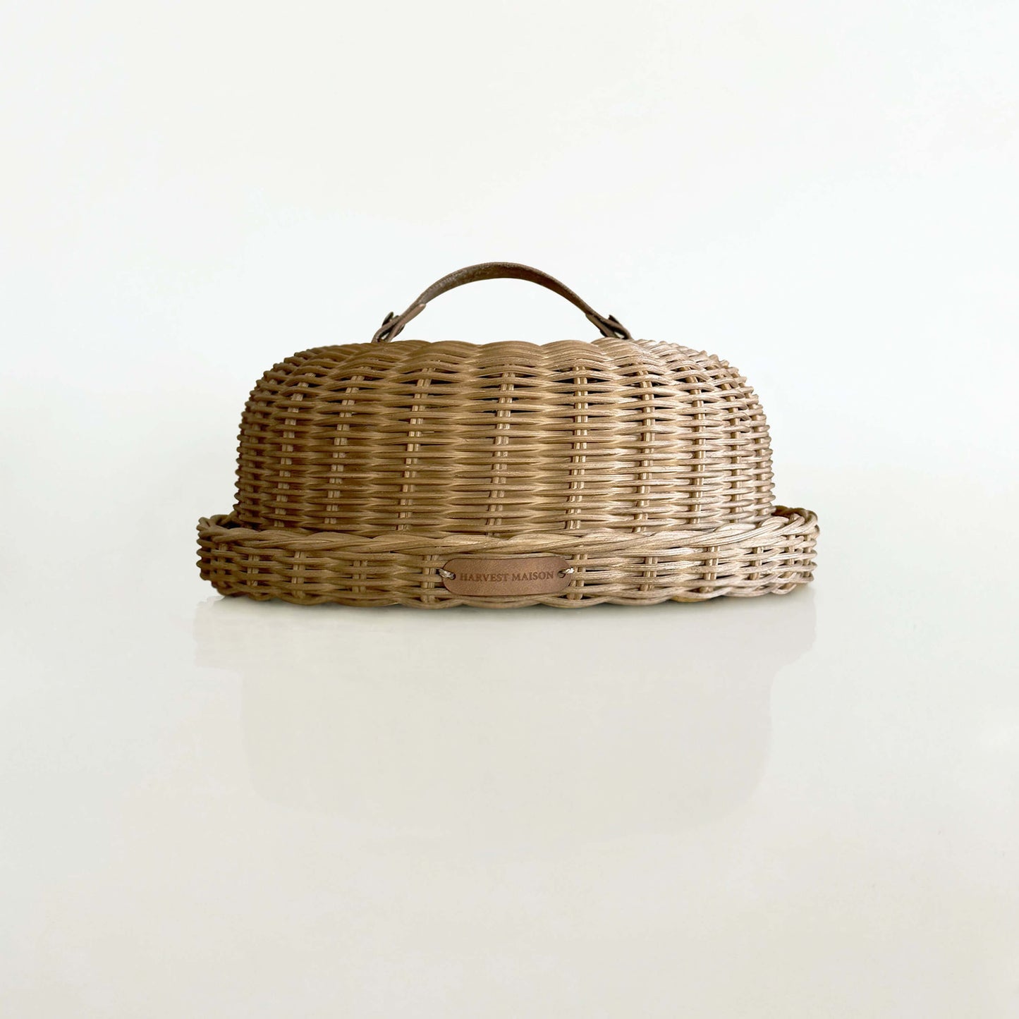 Boho tarzında dekore edilmiş bir mutfakta, el yapımı hasır ve rattan mini kek fanusu; yanında renkli cupcake ve doğal aksesuarlarla birlikte estetik bir sunum için sergileniyor