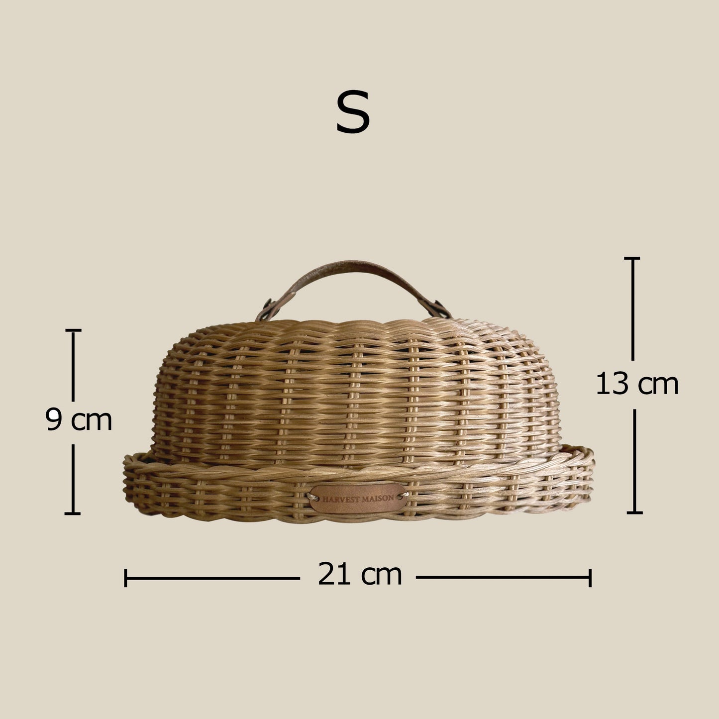 Boho tarzında dekore edilmiş bir mutfakta, el yapımı hasır ve rattan mini kek fanusu; yanında renkli cupcake ve doğal aksesuarlarla birlikte estetik bir sunum için sergileniyor