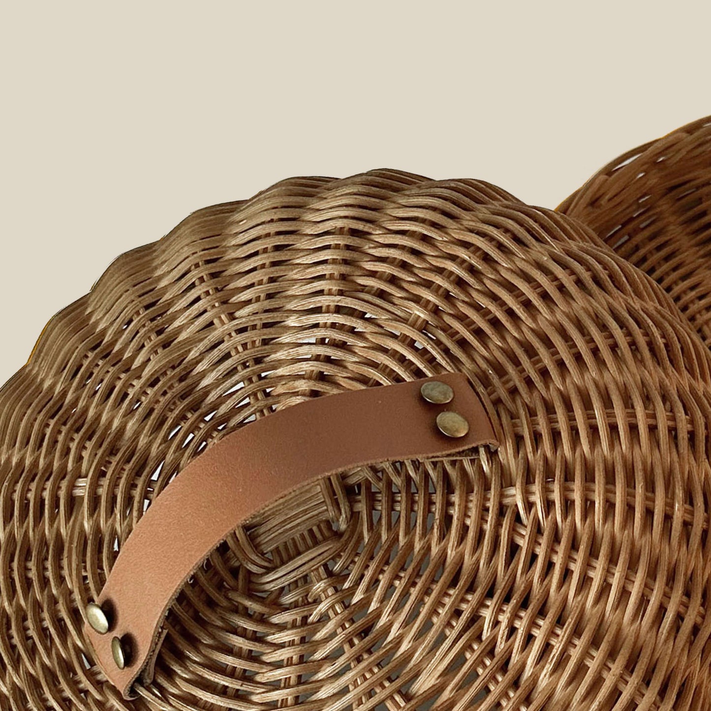 Boho tarzında dekore edilmiş bir mutfakta, el yapımı hasır ve rattan mini kek fanusu; yanında renkli cupcake ve doğal aksesuarlarla birlikte estetik bir sunum için sergileniyor