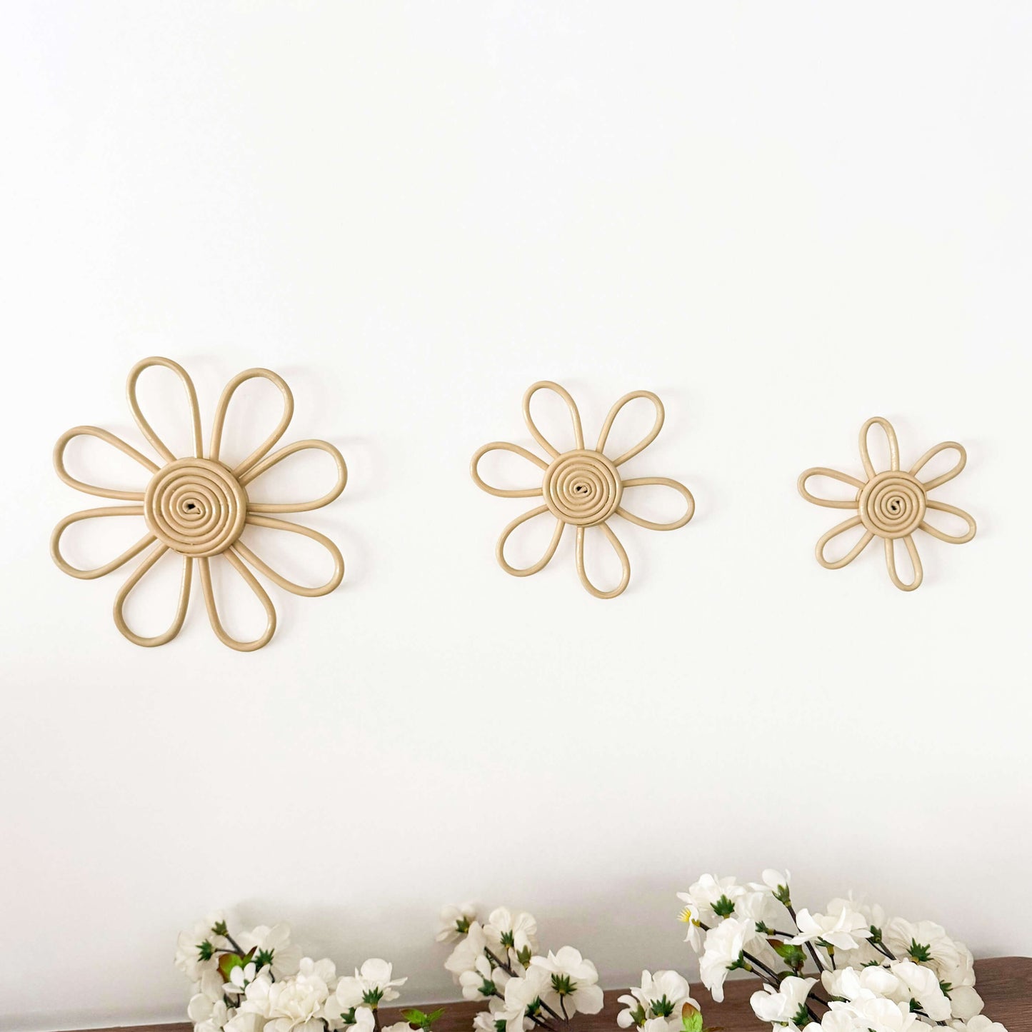 Üç farklı boyda el yapımı rattan çiçek duvar süsü; beyaz fonda doğal malzeme ve boho montessori tarzına uygun sade dekoratif set
