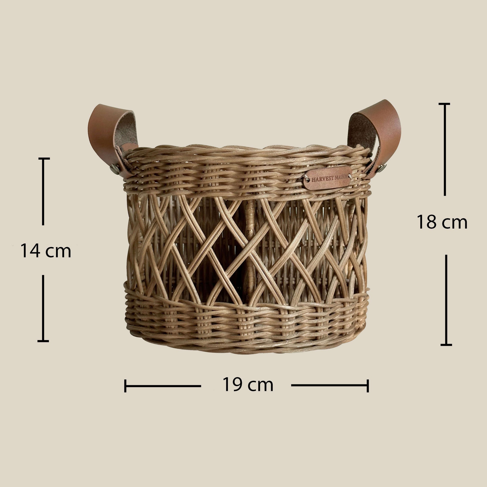 Boho tarzında dekore edilmiş bir mutfakta, el yapımı hasır ve rattan bölmeli kaşıklık; ahşap mutfak gereçleri ve doğal detaylarla birlikte şık bir şekilde sunuluyor