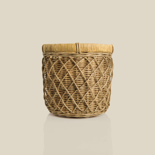 Doğal dokulu, el yapımı hasır ve rattan malzemeden üretilmiş, dekoratif boho tarzında saksı; ev bitkileri ve çiçekler için sıcak ve estetik bir sunum sağlıyor