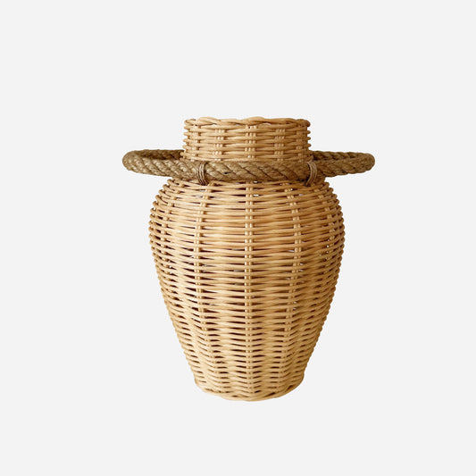 Boho ve İskandinav tarzda dekore edilmiş bir mekânda, el yapımı hasır ve rattan malzemeden üretilmiş, doğal dokulu büyük dekoratif vazo; sıcak ve estetik bir görünüm sunuyor