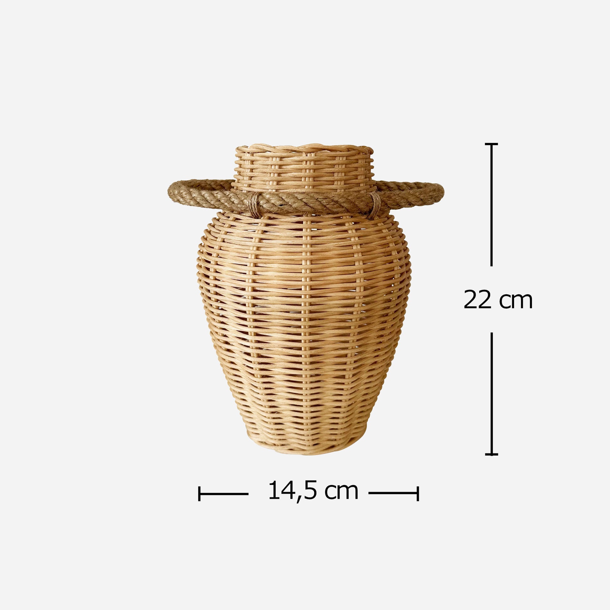Boho ve İskandinav tarzda dekore edilmiş bir mekânda, el yapımı hasır ve rattan malzemeden üretilmiş, doğal dokulu büyük dekoratif vazo; sıcak ve estetik bir görünüm sunuyor