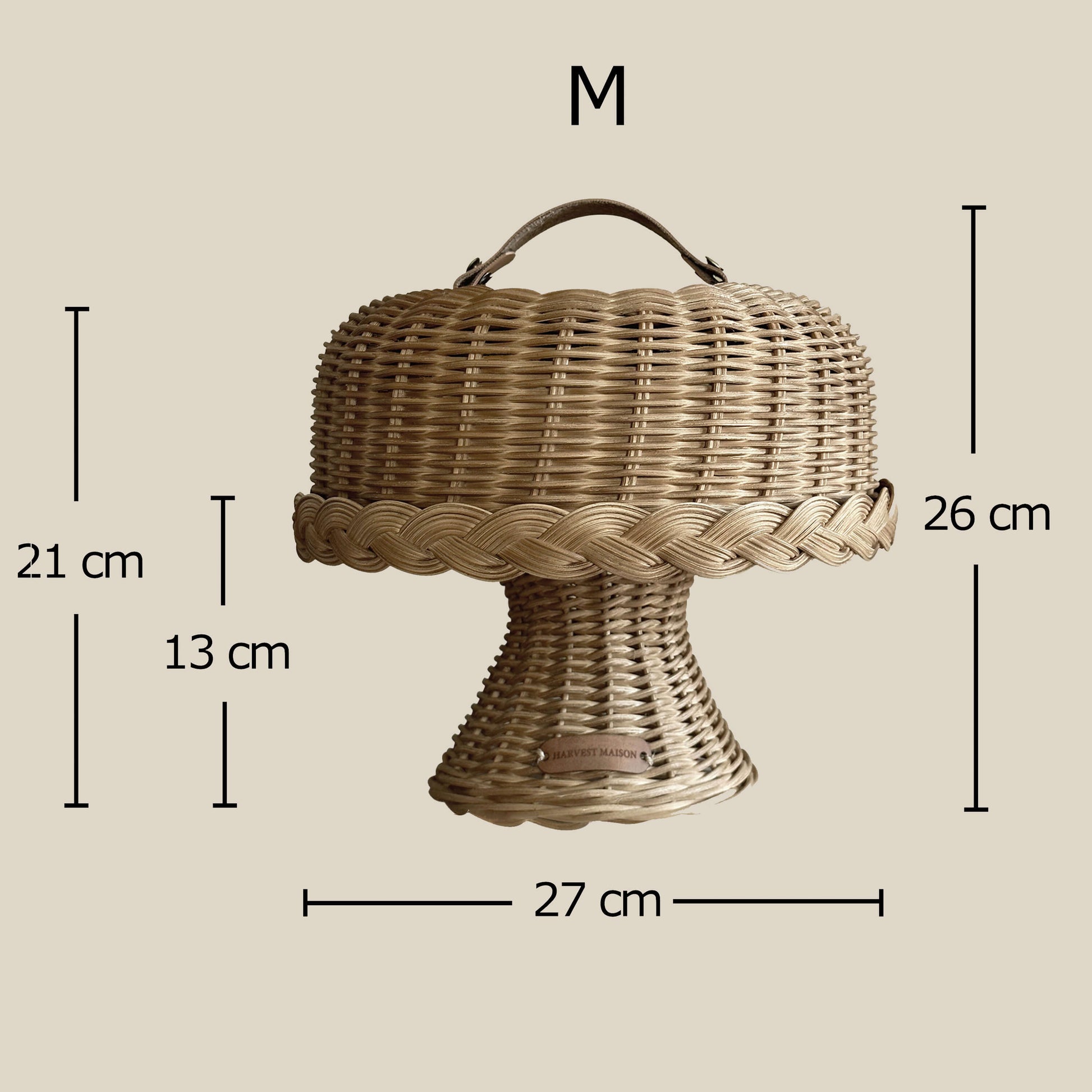 Boho tarzında dekore edilmiş bir mutfakta, el yapımı hasır ve rattan malzemeden üretilmiş kapaklı ayaklı kek ve pasta standı fanusu; doğal detaylarla şık bir şekilde sunuluyor