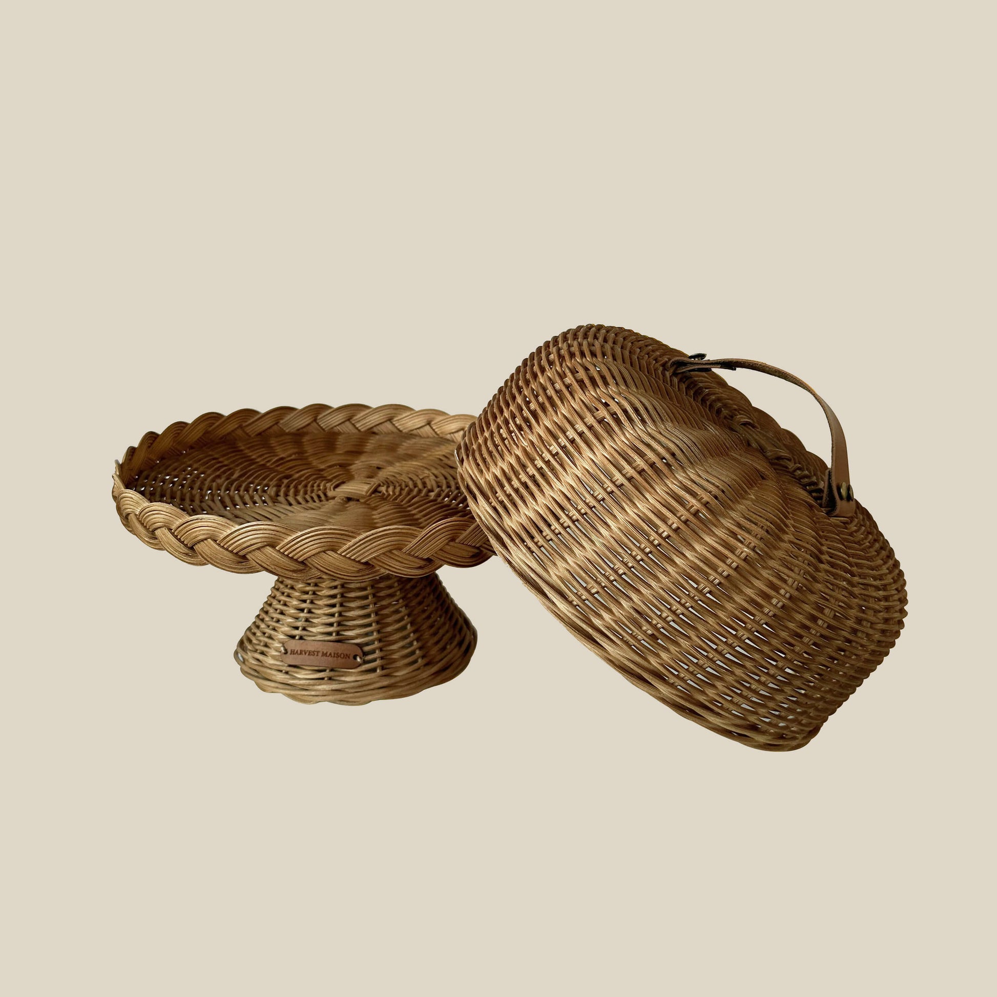Boho tarzında dekore edilmiş bir mutfakta, el yapımı hasır ve rattan malzemeden üretilmiş kapaklı ayaklı kek ve pasta standı fanusu; doğal detaylarla şık bir şekilde sunuluyor