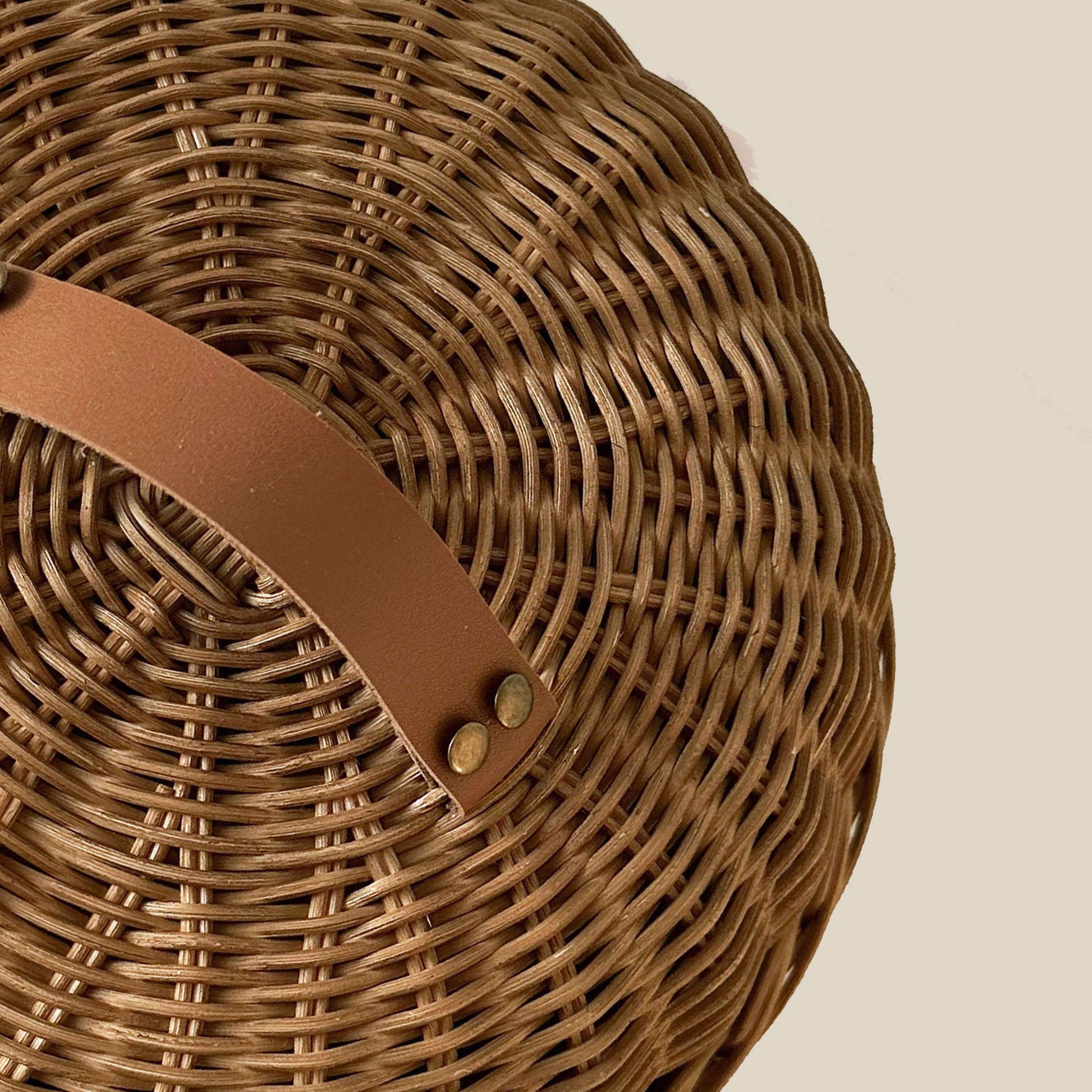 Boho tarzında dekore edilmiş bir mutfakta, el yapımı hasır ve rattan malzemeden üretilmiş kek, pasta ve ekmek fanusu; doğal seramik aksesuarlar ve sıcak detaylarla birlikte şık bir sunum için sergileniyor